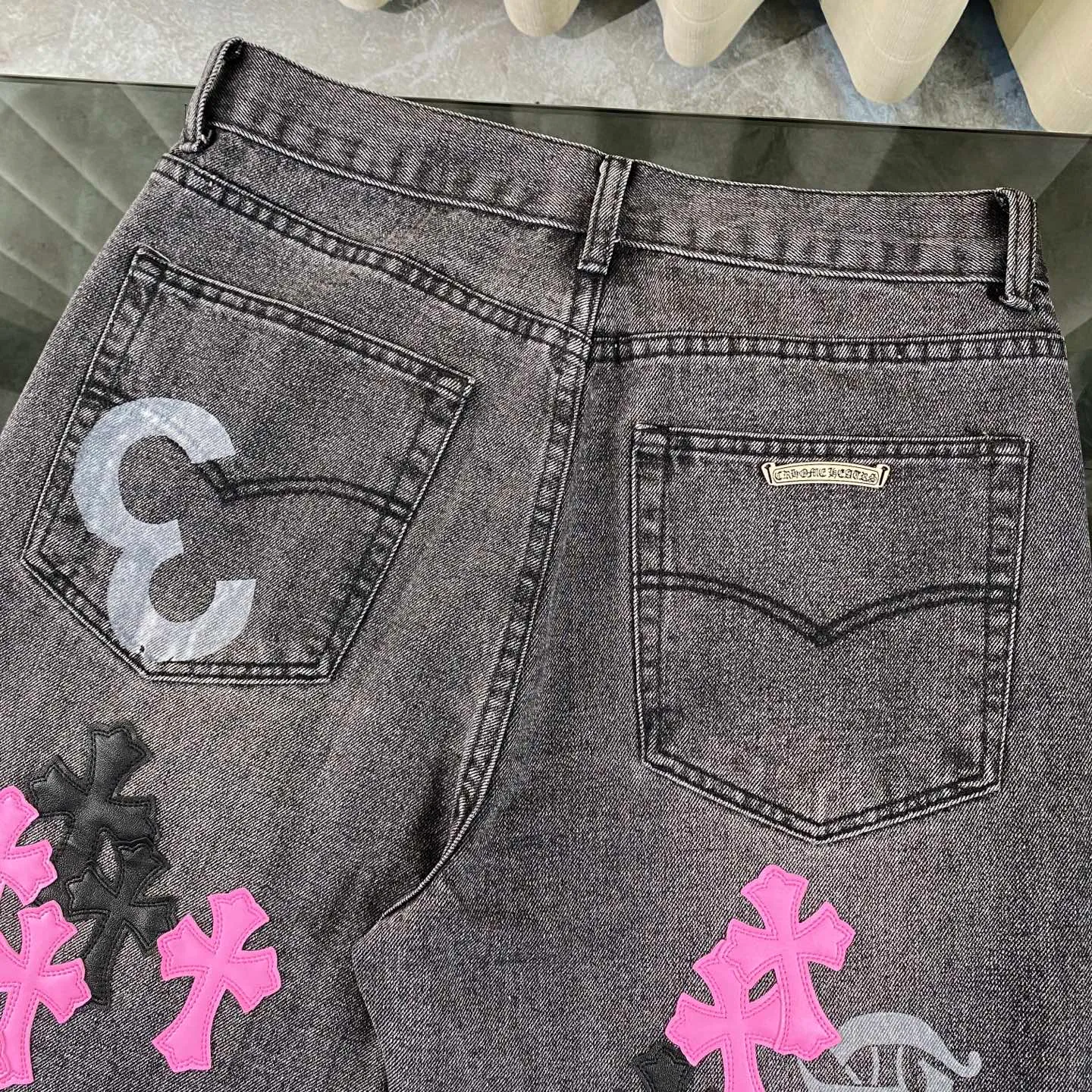 P250 CH Chromehearts official website limited edition black and purple cross patchwork leather jeans, priced at 34W level, patchwork cross pattern embellishment, washed jeans! ! An absolutely high-end luxury product, a 1.9W-level god-level single product, a super popular product, made by top heavy industry, a magic weapon that cannot be missed! [About Zangyin] This is an extremely luxurious fashion brand that can also be called the aristocracy of the high street. It has always been an exclusive brand for some hipsters or rich second generations. Compared with ordinary high streets, it is more luxurious and noble. Compared with luxury brands, it is more fashionable and individual. It has always been a brand that I have a special liking for. [Top heavy industry fashion design] Consistently high-street luxury style. Speaking of this style, the Zangyin family and GU family are definitely the leading representative brands. Especially the Zangyin family has really achieved a state-of-the-art effect in creating high-street style. The unique washed material is used to create this style. The color system is already quite eye-catching. After it is decorated with patchwork cross flowers, it cleverly highlights the charm of the brand. Secondly, this style uses classic The high-waist cutting design highlights the long legs and fashionable temperament of the upper body. The brand is highly recognizable and the slim fit configuration is more suitable for daily wear. It is a product that interprets personality, fashion, and specifications at a glance. This single product is enough to make any fan excited. It can be a white T-shirt for a youthful college style, or a tight suspender for a royal style. It has strong matching ability and can be easily controlled by men.  [Materials and craftsmanship] Needless to say, this point goes without saying. As an excellent craftsman brand, Zangyin’s requirements for details and craftsmanship are really perfect. The washed color of this model has gone through so many processes, not to mention the embellishment of denim appliques. It is also purely hand-made and sewn. Just like what they believe in, only hand-made things have soul and have the meaning of wear. A top-notch heavy-duty fashionable denim item, I look forward to your perfect interpretation! !  Color: black gray Size: 28-36